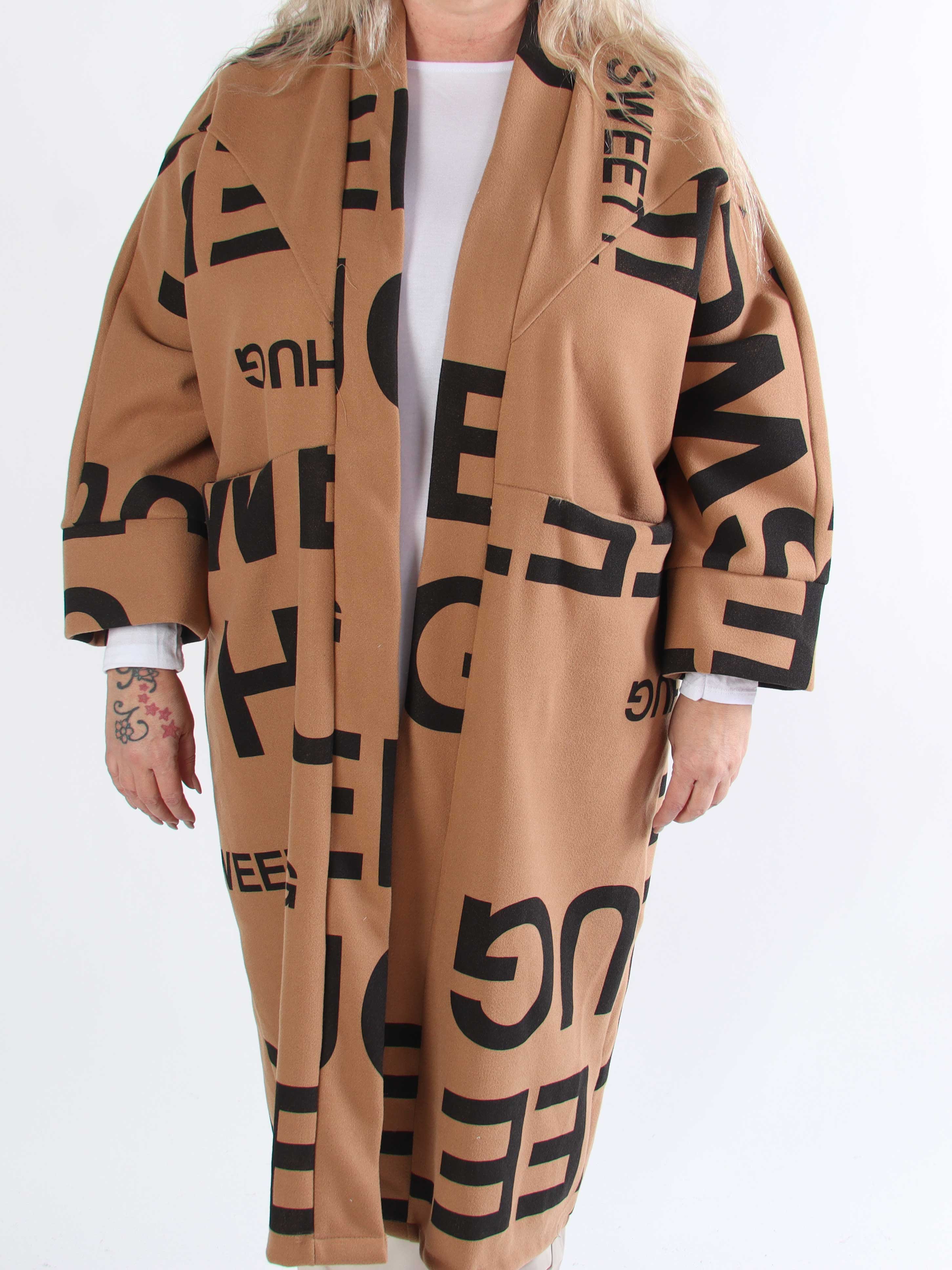 Annah Graphic - Plus size kappa med tydliga sömmar och text